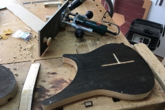 Body mit Kabelkanälen