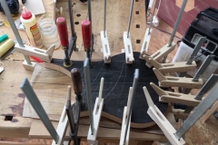 Nussbaum-Decke auf Body leimen