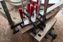 Kopfplatte des Halses mit Nussbaum furnieren