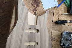 Body mit gefrästen PickUp-fächern und Hals-Tasche