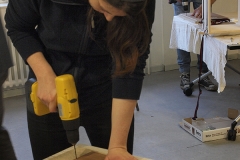 Cajon-Bau-Workshop | Schraubenlöcher in Schlagfläche bohren