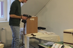 Cajon-Bau-Workshop | Füße anschrauben