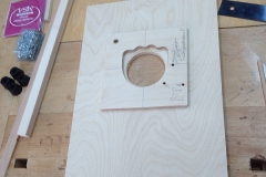 Cajon KlangEins, Schallloch nach Schablone fräsen
