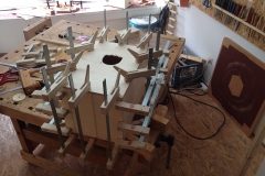 Cajon KlangEins, Rückwand an Kasten leimen