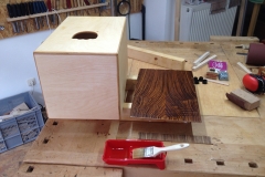 Cajon KlangEins, Alle Teile der Cajon mehrmals schleifen, wässern, ölen