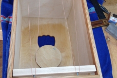 Cajon KlangEins, Snare-Mechanik montiert