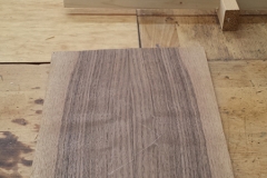 Cavaquinho bauen, Boden (Nussbaum) gefügt