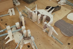 Cavaquinho bauen, frisch gebogene Zargen in Bauform verspannen