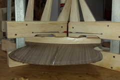 Cavaquinho bauen, Balken auf Boden leimen