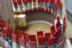 Cavaquinho bauen, Riemchen an Zargen leimen