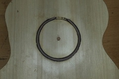 Cavaquinho bauen, Rosette verleimt und verputzt