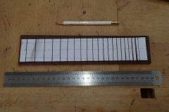 Cavaquinho bauen, Bandschlitze in Griffbrett gesägt