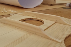 Cavaquinho bauen, Balken an Decke geleimt und in Form gebracht