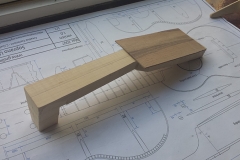 Cavaquinho bauen, Furnier (Nussbaum) an Hals geleimt