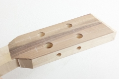 Cavaquinho bauen, Kopf fertig gebohrt (Mechaniken und Fenster)