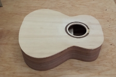 Cavaquinho bauen, Überstand von Decke und Boden entfernt