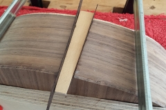 Cavaquinho bauen, Zierkeil an unteres Body-Ende angebracht