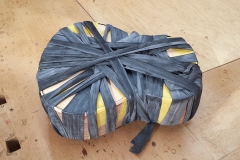 Cavaquinho bauen, Binding verleimen, mit Gummischnüren verspannt