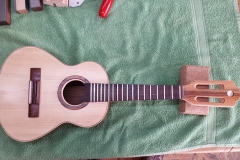 Cavaquinho bauen, Vertiefung für Intarsie in Kopf gefräst