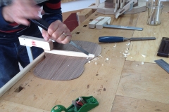 Cavaquinho bauen, Bodenbalken in Form bringen