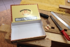 Cigarbox-Guitars, Zigarrenkiste mit Ausklinkungen