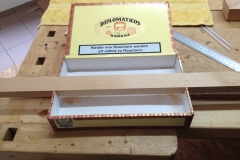 Cigarbox-Guitars, Leiste in Ausklinkungen