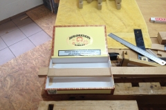 Cigarbox-Guitars, Leiste in Kiste platziert