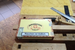 Cigarbox-Guitars, Leiste in Kiste platziert