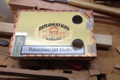 Cigarbox-Guitars, Schalllöcher gebohrt