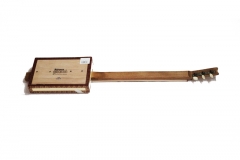 Cigarbox-Guitars, fertig von hinten