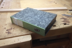 Cigarbox-Guitars, eine Akten-Archivbox soll zur Gitarre werden