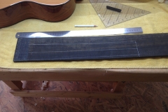 fretless guitar, Griffbrett auf Ebenholz-Brettehen anzeichnen