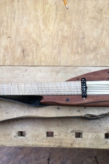 Headless Gitarre, Vorderseite
