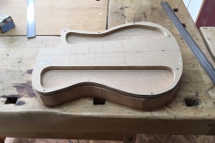 Hollow-Body-E-Gitarre, Body mit Schablone