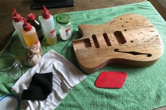 Hollow-Body-E-Gitarre, Body und Utensilien für Schellack-Politur