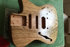 Hollow-Body-E-Gitarre, Body mit Schellack-Politur