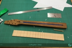 Hollow-Body-E-Gitarre, Griffbrett mit Schlitzen für Bundstäbe