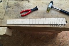Hollow-Body-E-Gitarre, Griffbrett mit Bünden in Arbeit