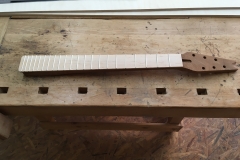 Hollow-Body-E-Gitarre, Hals mit Griffbrett fertig zum Schellack-Polieren