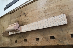 Hollow-Body-E-Gitarre, Bünde fertig feilen