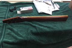 Hollow-Body-E-Gitarre, Hals fertig poliert