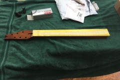 Hollow-Body-E-Gitarre, Hals fertig poliert