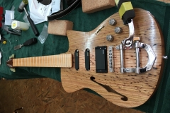 Hollow-Body-E-Gitarre, Es fehlen nur noch Sattel und Saiten