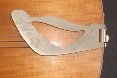 Jazzgitarre restaurieren, Saitenhalter mit Hopf-Logo