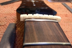 Jazzgitarre restaurieren, neuen Sattel aus Knochen anpassen