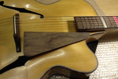 Jazzgitarre restaurieren, Schlagbrett aus Palisander angefertigt