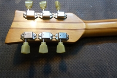 Jazzgitarre restaurieren, Kopf poliert und mit neuen Mechaniken versehen, Rückseite