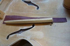 Jazzgitarre restaurieren, fehlende Deckenbalken einpassen, Detail