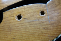 Jazzgitarre restaurieren, Löcher in der Decke von den Potentiometern