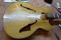 Jazzgitarre restaurieren, Schadstellen sauber herausgesägt
